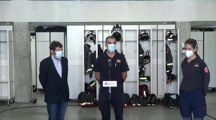El teniente de alcalde de Seguridad de Barcelona, Albert Batlle; el director de Bombers de Barcelona, Sebasti Massagué, y la jefa de guardia de Bombers Barcelona, Clara Latorre, en rueda de prensa.