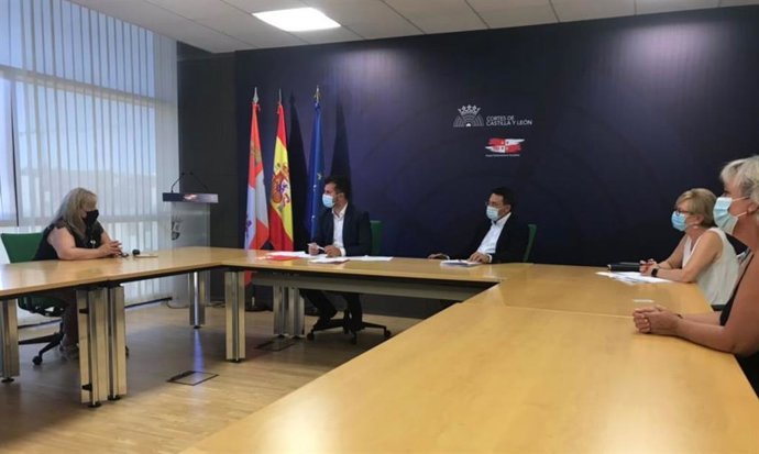 El secretario general del PSOECyL y portavoz en las Cortes, Luis Tudanca, y el portavoz de Educación, Fernando de Pablos, mantienen una reunión con la Asociación de Ayuda a la Dependencia y Enfermedades Raras para analizar el inicio del curso.