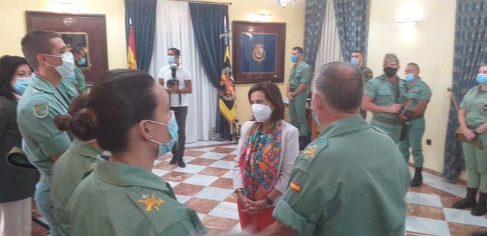 La ministra Margarita Robles dialoga con legionarios que han regresado de Líbano