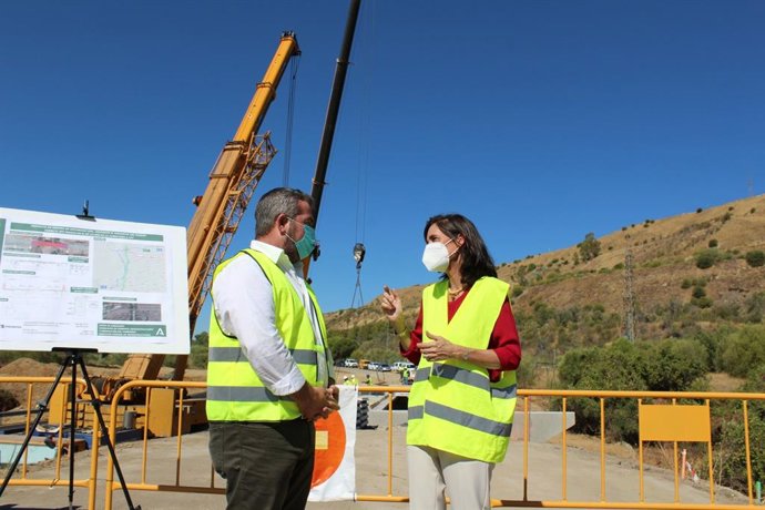 La delegada territorial de Fomento, Susana Cayuelas, en las obras del puente de Aznalcóllar