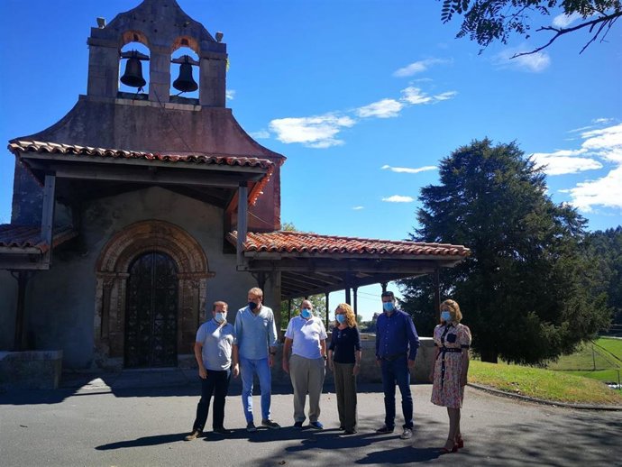 Teresa Mallada, tercera por la derecha, en Llanera