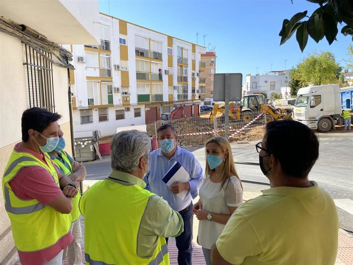 La alcaldesa de Alcalá, Ana Isabel Jiménez, visita las obras en la plaza Cristo de la Bondad