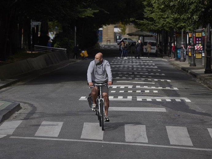 Una persona monta en bicicleta en Pamplona
