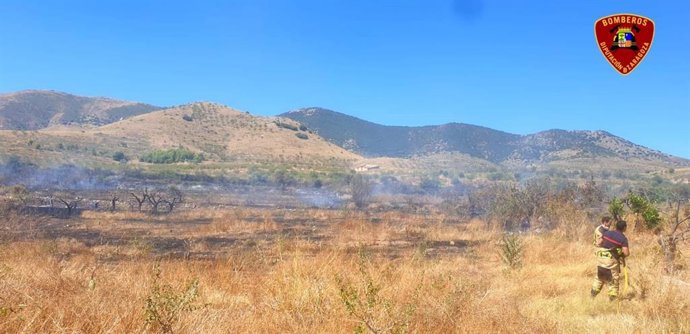 Los bomberos de la DPZ apagan un incendio en Morés (Zaragoza), que quema unas cinco hectáreas de campo.