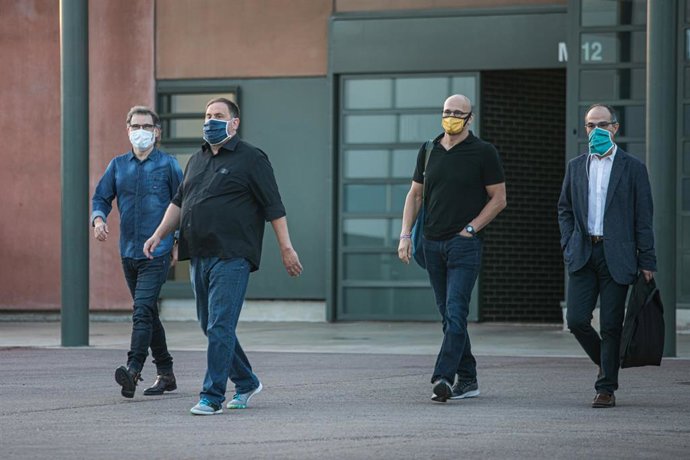 El presidente de mnium Cultural, Jordi Cuixat (izquierda); el líder de ERC, Oriol Junqueras; y los exconsellers Raül Romeva y Jordi Turull (derecha) salen a las 6.55 horas de la mañana de este viernes de la prisión de Lledoners