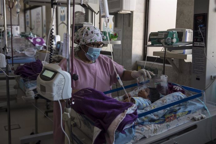 Una enfermera atiende a un recién nacido con insuficiencia respiratoria en un hospital de La Paz, Bolivia, en medio de la crisis de la pandemia.