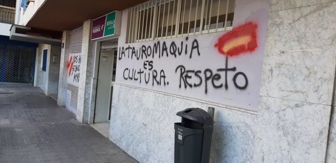 Pintadas en la fachada de la sede de Podemos en Sevilla