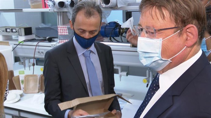 El presidente de la Generalitat, Ximo Puig, junto al ministro de Ciencia, Pedro Duque, durante su visita al Instituto de Agroquímica y Tecnología de Alimentos (IATA) en el Parque Científico de la Universitat de Valncia.