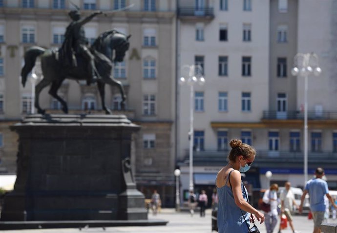 Una mujer con mascarilla en Zagreb