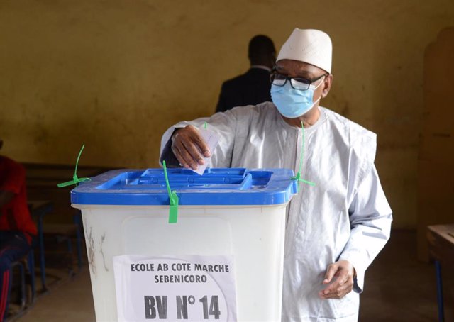 El presidente de Malí, Ibrahim Boubacar Keita, vota en las elecciones de abril