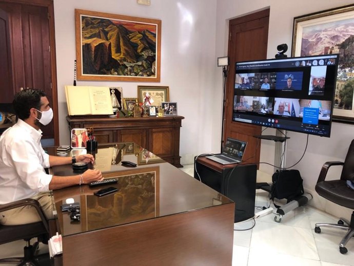 El alcalde durante la reunión de seguimiento de la evolución del covid-19 en Almería