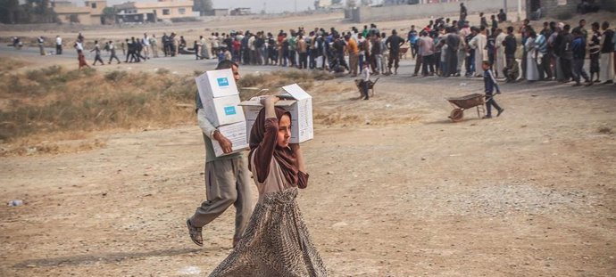 Trabajadores humanitarios distribuyendo ayuda de emergencia en la localidad iraquí de Ibrahim Jalil