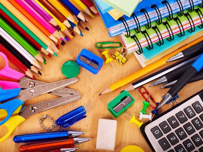 Material escolar, lápices, pinturas, calculadora, tijeras, sacapuntas, cuadernos