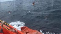Salvamento Marítimo rescata a dos personas que intentaban llegar a la costa de Málaga en un kayak