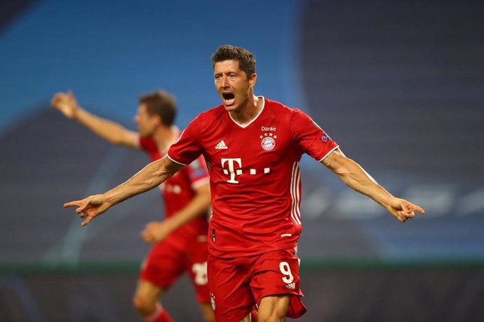 Robert Lewandowski marca el tercer gol del Bayern en la semifinal ante el Olympique Lyon