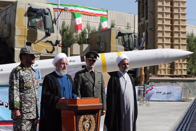 El presidente iraní, Hassan Rouhani, acompañado por el ministro de Defensa, el general Amir Hatami durante una ceremonia de presentación del sistema de misiles de defensa aérea Bavar-373.