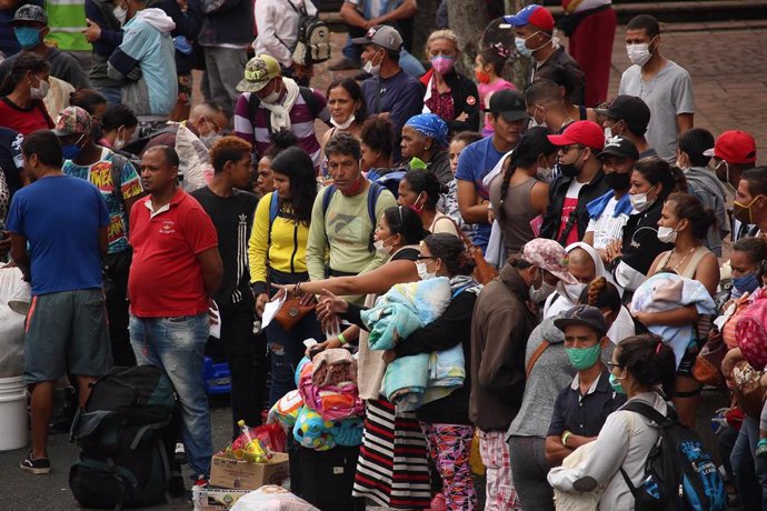 Ciudadanos venezolanos residentes en Colombia esperan los autobuses que les trasladarán desde Cali a la frontera con Venezuela.