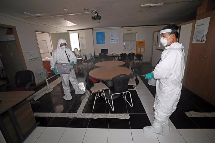 Un grupo de operarios desinfecta una de las salas de descanso de una compañía situada en Daejeon, en el centro de Corea del Sur, después de que algunos de sus empleados dieran positivo por coronavirus.