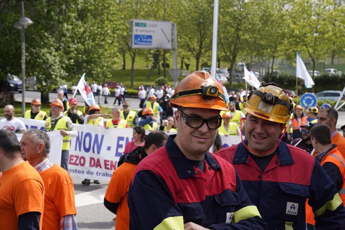 Trabajadores de la industria electrointensiva se manifiestan en Santiago de Compostela para reclamar una "solución" para el sector que pase por la aprobación de un estatuto que fije precios "competitivos" para la energía. La manifestación, convocada por
