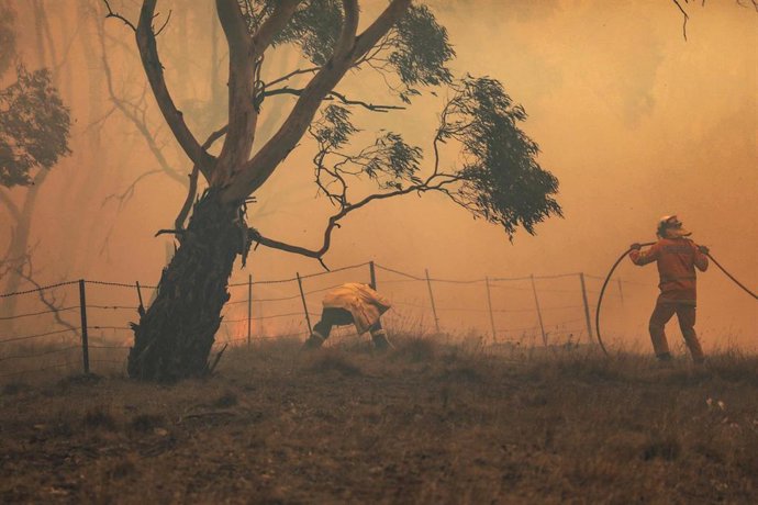 El Cuerpo de Bomberos de Nueva Gales del Sur durante las labores de extinción de uno de los incendios que asoló Camberra en febrero de 2020.