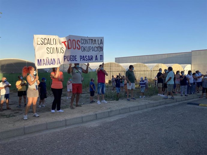 Vecinos de la urbanización 'Castillo de Escalona' manifestándose contra la okupación.