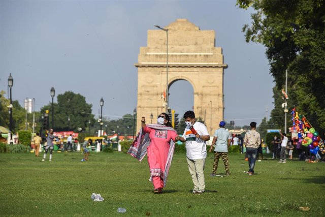 Una pareja con mascarilla en Nueva Delhi
