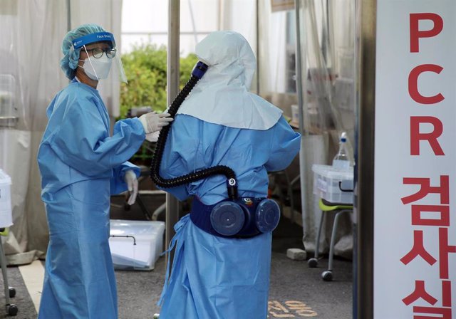 Personal sanitario se prepara para realizar pruebas de COVID-19 en Corea del Sur