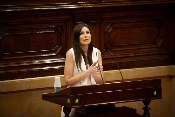 La portavoz de Ciudadanos en el Parlament, Lorena Roldán, interviene en una sesión plenaria, en el Parlamento catalán, en la que se debate la gestión de la crisis sanitaria del COVID-19 y la reconstrucción de Cataluña ante el impacto de la pandemia, en 