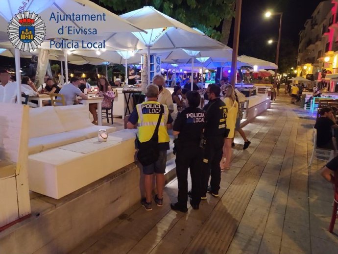 Inspección de la Policía Local en un local de Ibiza para comprobar las medidas sanitarias.