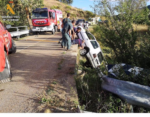 Agentes auxilian a los ocupantes de un vehículo que tuvo una salida de la vía y se quedó suspendido de un puente en Cervera.