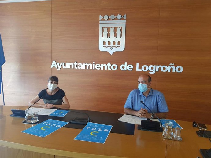 Foto de archivo. La concejala de Cultura del Ayuntamiento de Logroño, Carmen Urquía, presenta junto con el responsable del área de Juventud del Ayuntamiento, Alberto Martínez, la convocatoria del concurso de creación artística 'Fase C'.