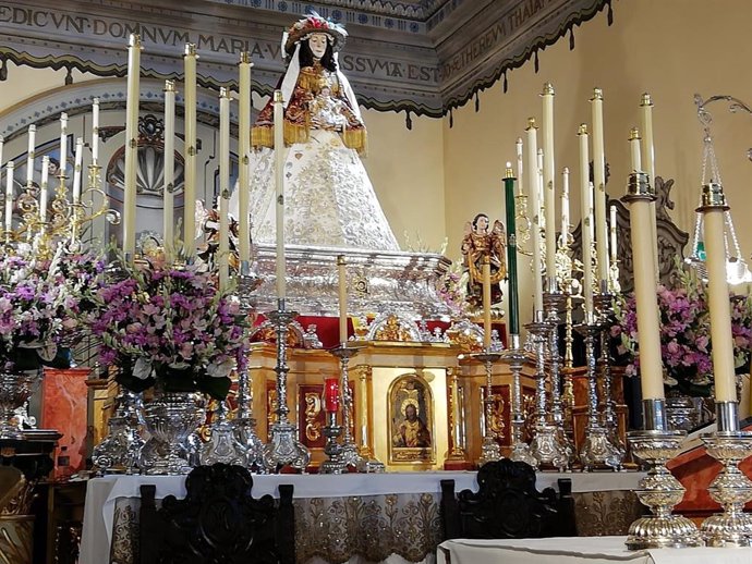 La Virgen del Rocío vestida de pastora durante la celebración del Rocío Chico.