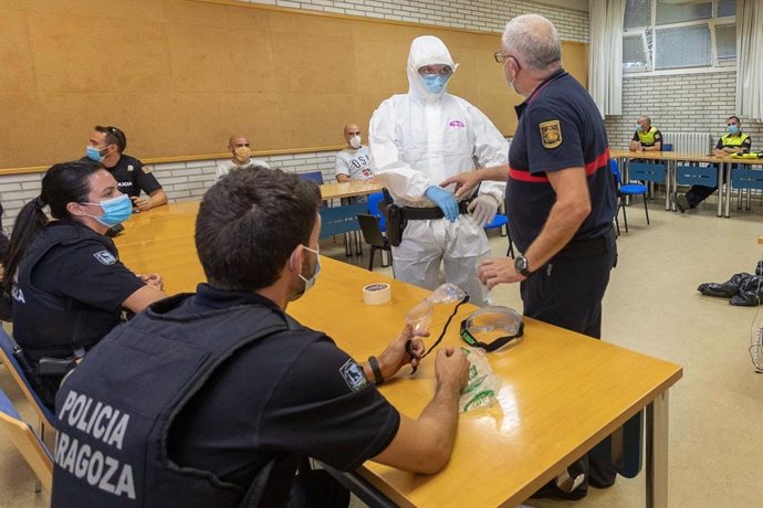 La Policía Local de Zaragoza recibe formación para la utilización de trajes de protección biológica por el coronavirus
