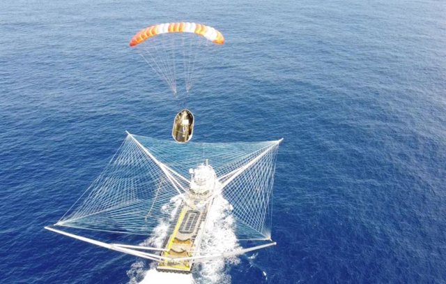 Recogida de pieza de cohete Falcon 9 tras un lanzamiento