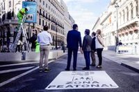 Los madrileños pueden ya disfrutar de una Puerta del Sol peatonal, símbolo del "Madrid del futuro"
