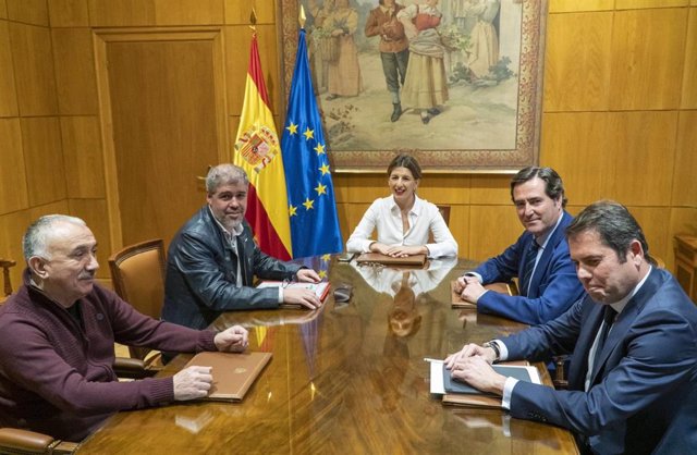 La ministra de Trabajo, Yolanda Díaz; los secretarios generales de UGT y CCOO, Pepe Álvarez y Unai Sordo; el presidente de CEOE, Antonio Garamendi, y el presidente de Cepyme, Gerardo Cuerva, en una imagen de archivo