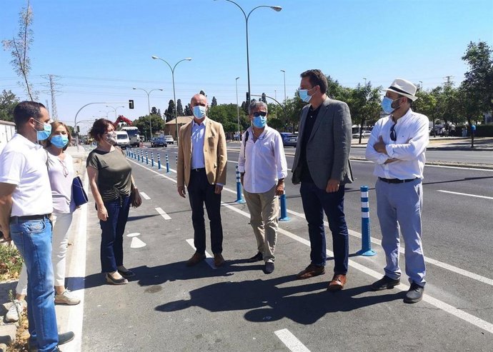 Antonio Muñoz, delegado de Hábitat Urbano, junto al carril bici