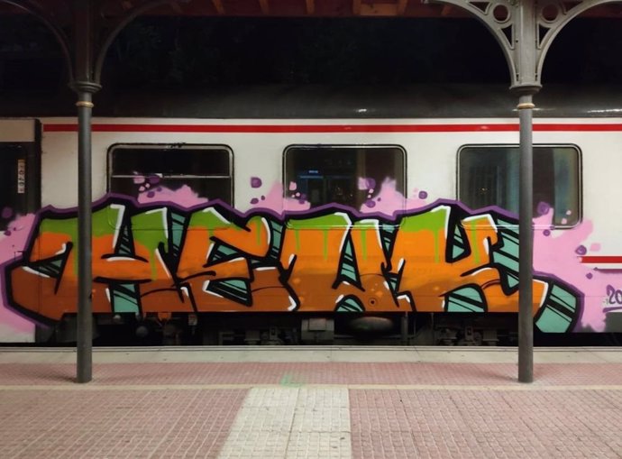 Detenido un joven por hacer grafitis en vagón de tren en la estación de Sutullena (Lorca)