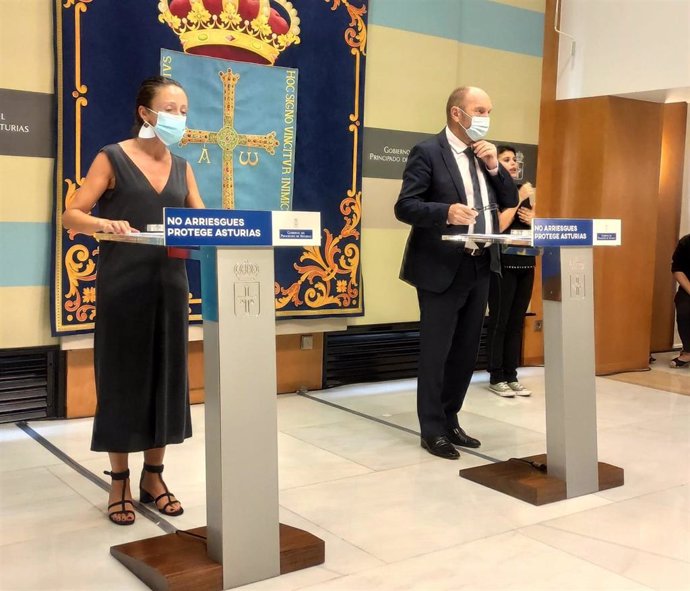 La portavoz del Gobierno asturiano, Melania Álvarez, y el vicepresidente, Juan Cofiño, en la rueda de prensa posterior al Consejo de Gobierno de este jueves 20 de agosto.