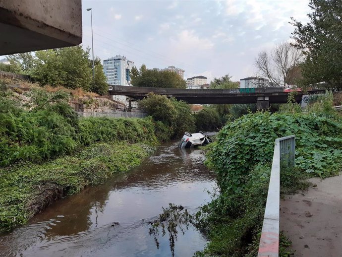 Vehículo accidentado, que cayó al río Lagares en Vigo, y cuyo conductor dio positivo en el test de alcoholemia.