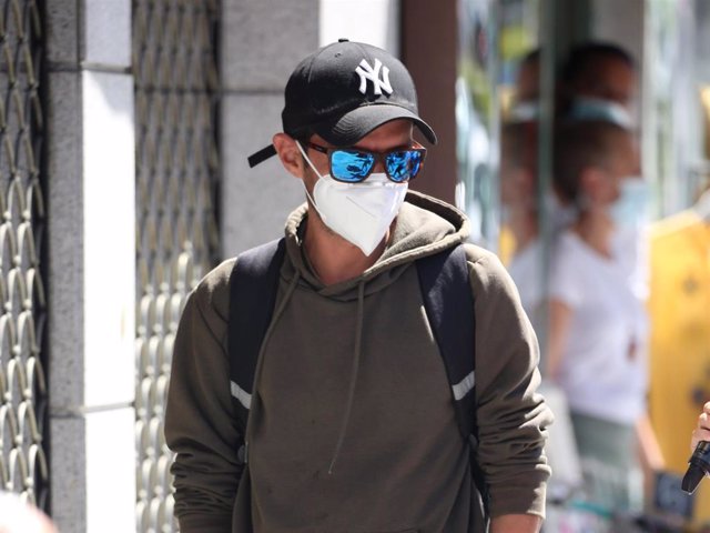 Camilo Blanes pasa totalmente desapercibido con la mascarilla sanitaria, gafas de sol y gorra