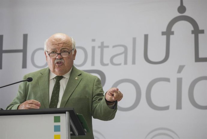 El consejero de Salud y Familias, Jesús Aguirre (i), en rueda de prensa tras presentar el nuevo equipo Opentrons Covid-19 incorporado al Servicio de Microbiología del Hospital Virgen del Rocío para el análisis de PCR