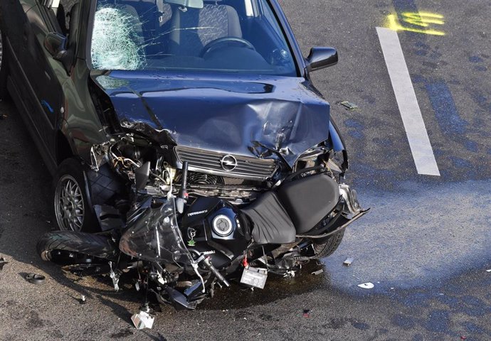 Un coche y una moto con daños tras un presunto ataque en una autopista de Berlín