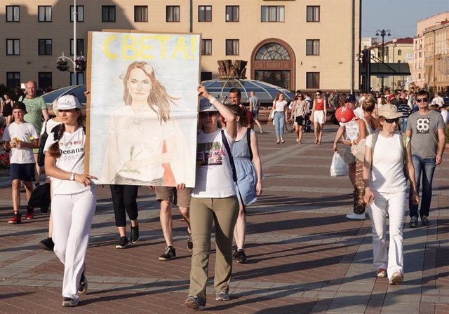 Mujeres con un retrato de la opositora Svletana Tijanovskaya durante las protestas en Minsk