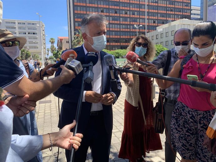 El presidentede Canarias, Ángel Víctor Torres, atiende a los medios de comunicación
