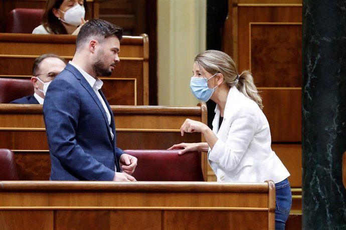 La ministra de Trabajo, Yolanda Díaz, conversa con el portavoz de ERC, Gabriel Rufián, durante un Pleno del Congreso