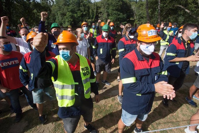 Trabajadores de Alcoa, en una foto de archivo durante una concentración contra el cierre de la planta de San Cibrao