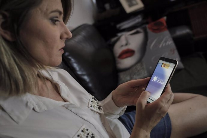 La actriz Nicoleta Hacman hace uso desde su teléfono móvil de la aplicación móvil que desarrolla el Gobierno de rastreo 'Radar COVID', disponible para detectar contactos de positivos de COVID-19. En Madrid, (España), a 12 de agosto de 2020.