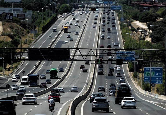 Tráfico de vehículos en la carretera A6 a su paso por el barrio de El Plantío, en Madrid.