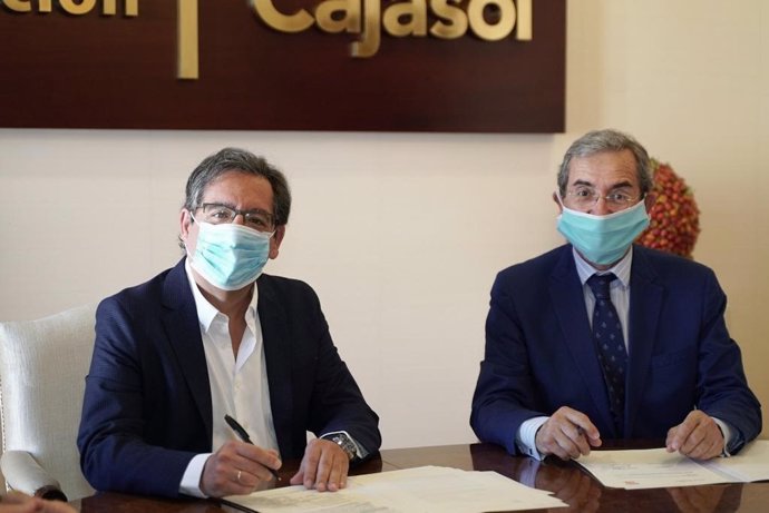 El presidente de la Fundación Cajasol, Antonio Pulido, y el presidente del patronato de Proyecto Hombre Sevilla, Antonio Fragero.